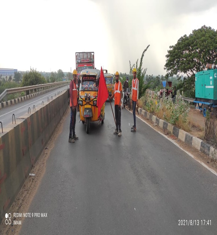 CONTROLLING OF TRAFFIC DURING LIFTING