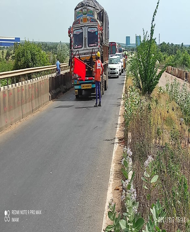 CONTROLLING OF TRAFFIC DURING LIFTING